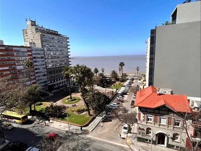 Vista a playa Pocitos consultorio u oficina