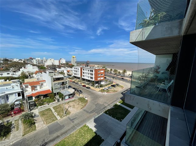 Torre Arenas Rambla de Malvin al frente vista lateral