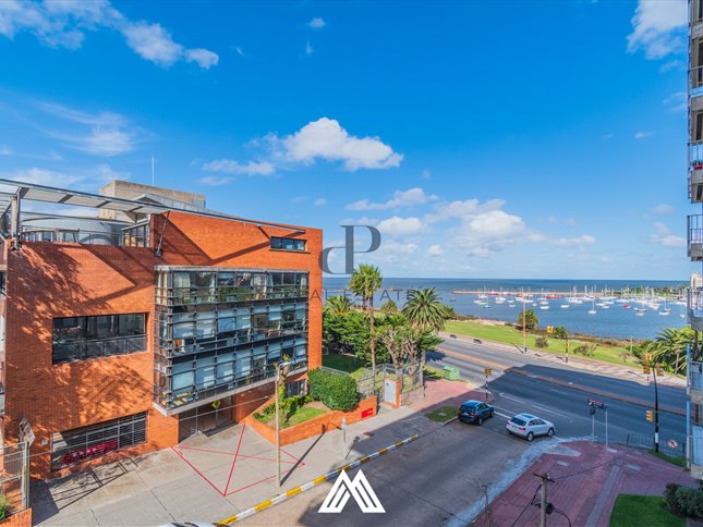 Apartamento de 2 dormitorios en venta en Puerto del Buceo