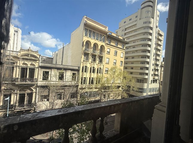 ALQUILER DE OFICINA EN EL CENTRO, A POCAS CUADRAS DE PLAZA INDEPENDENCIA