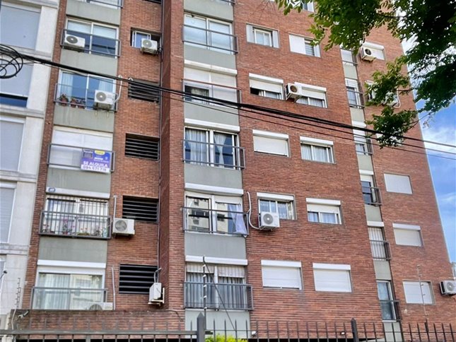 2 cuadras Luis Alberto de Herrera y 8 de octubre