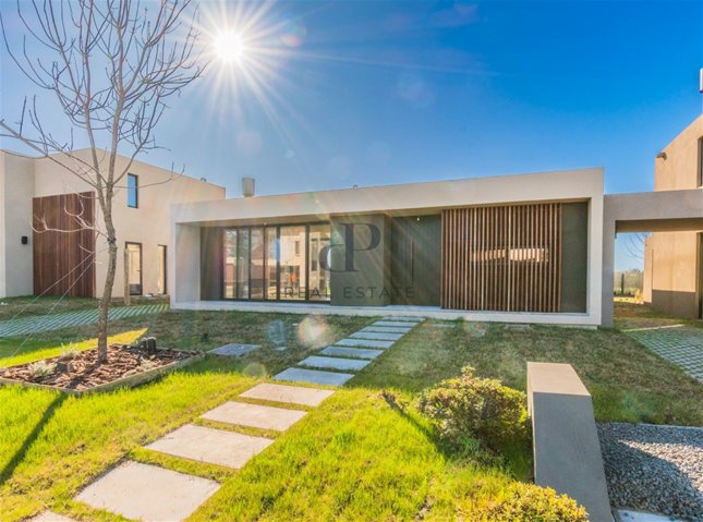 Casa de 3 dormitorios y piscina en Huertas de los Horneros