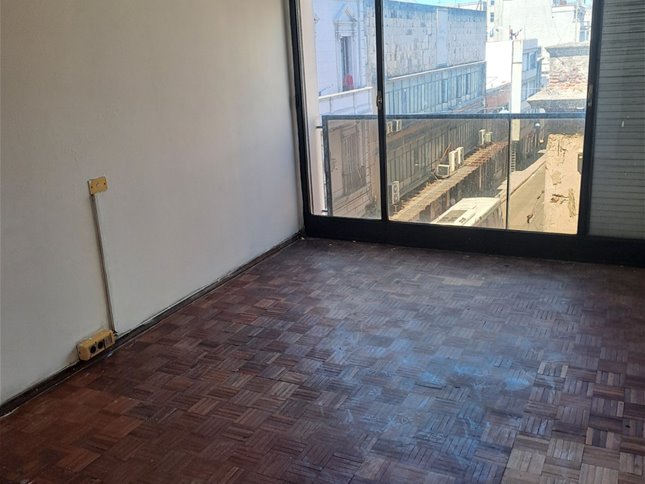 Alquiler Apartamento amplio Ciudad Vieja 2 Dormitorios 1 Baño Garaje