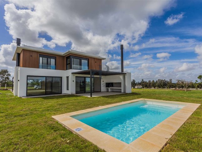 Casa 3 dormitorios con piscina en Olivos de los Horneros