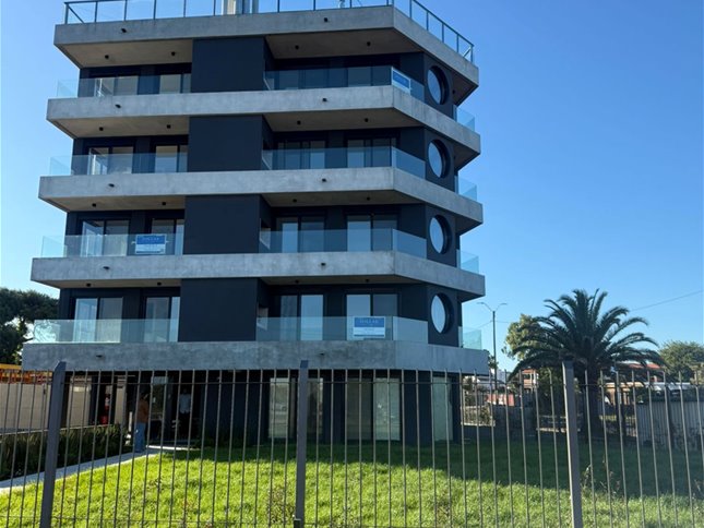 ALQUILER APARTAMENTO 3 DORMITORIOS CON GARAGE SOBRE RBLA Y CALCAGNO