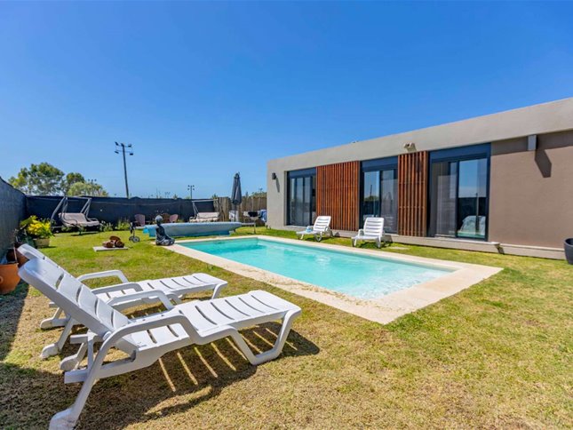 Casa en alquiler de 3 dormitorios, escritorio y piscina climatizada