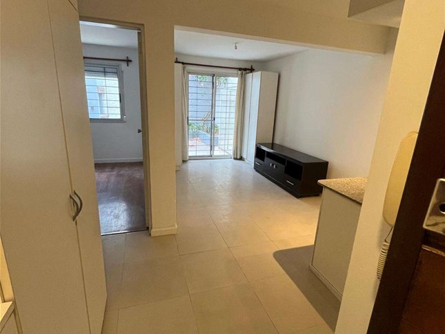 Apartamento de 1 dormitorio con patio en alquiler