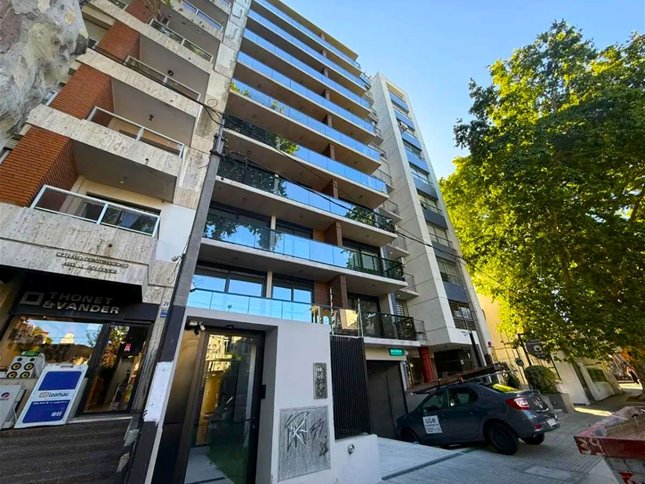 Estrene piso 7,  terraza al frente.