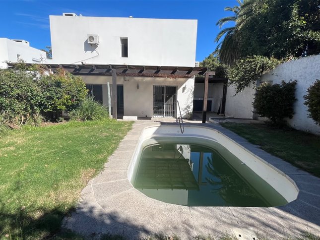 Venta casa con renta $ 61.600 Piscina propia 220 m2 2 cocheras complejo
