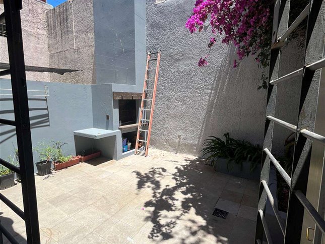 Apartamento de 1 dormitorio con patio y parrillero en alquiler