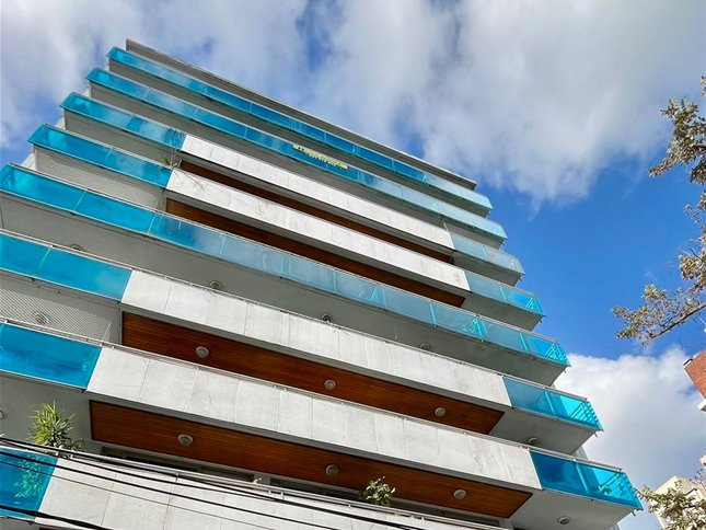 Único a mts Rambla y parque  2 baños 80 m2  Amoblado gran Terraza vista piso 8 garaje opcional g.comunes incl.