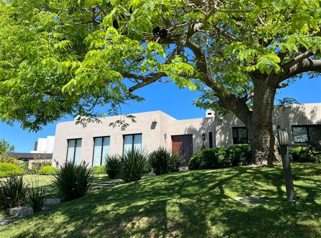 Casa en esquina de categoría con 4 dormitorios en venta