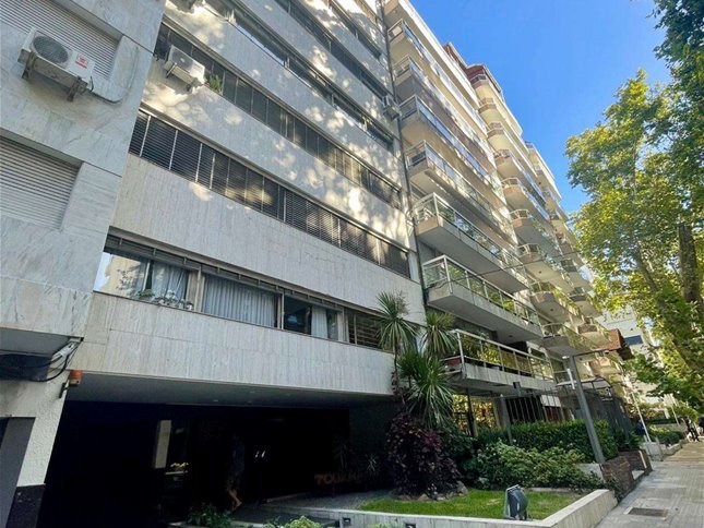 VENTA APARTAMENTO EN POCITOS  3 DORMITORIOS Y SERVICIO Y GGE.
