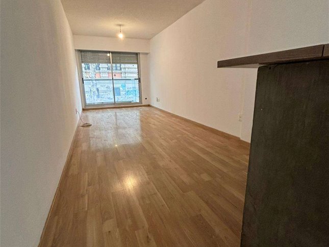 Apartamento de 2 dormitorios con patio en alquiler