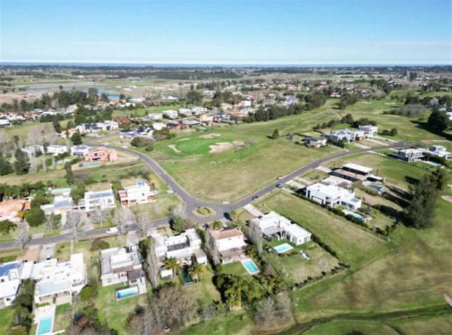 Amplio terreno con fondo al golf en Lomas de la Tahona