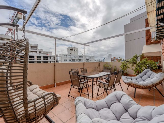 Penthouse en Pocitos con gran terraza y estufa a leña