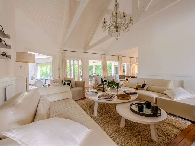 Propiedad en una planta con gran terreno y excelente entorno