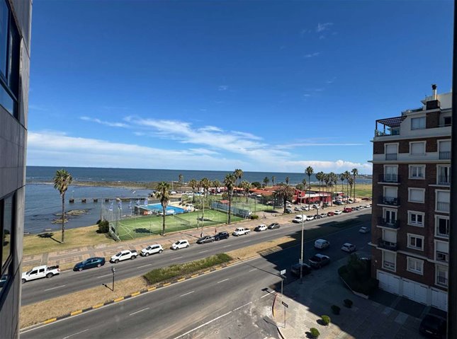 Apartamento de tres dormitorios con terraza en Punta Carretas