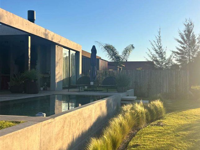 Casa de categoría con galería y piscina