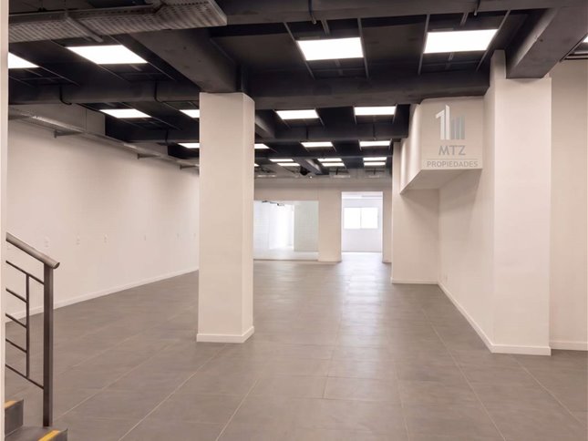 Local Comercial Premium en Pocitos - Ubicado en calle Benito Blanco y Bvar. España. 244mts2 en Planta y Superficie en Subsuelo.