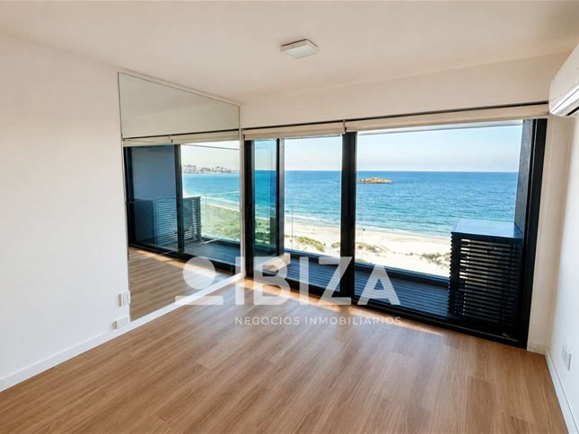 Venta Apartamento 1 dormitorio con garage y terraza frente al mar Malvín