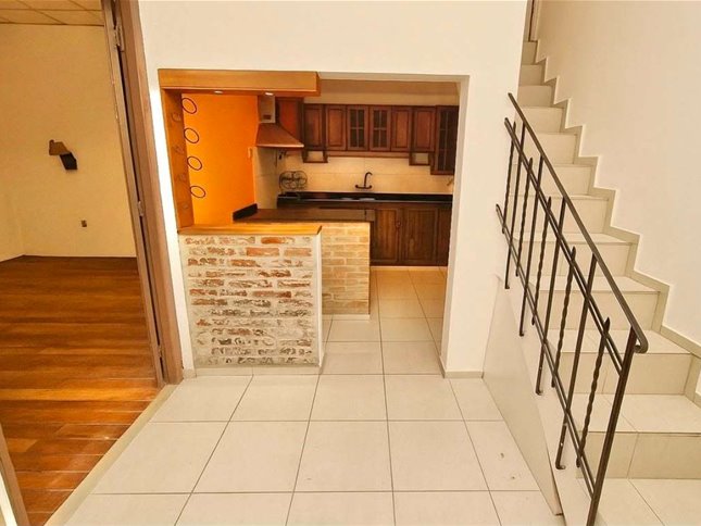 Vendo apto tipo casita con azotea y parrillero.