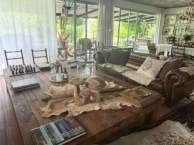 Casa frente al lago en Lomas de La Tahona con vistas únicas