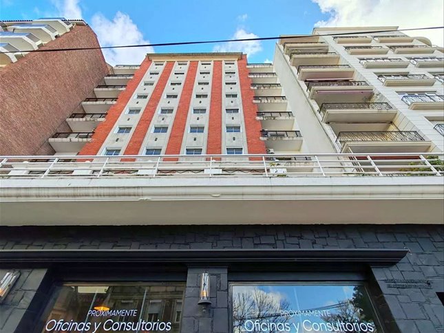 Renta  U$D 900  oficina alquilada A mts Rambla