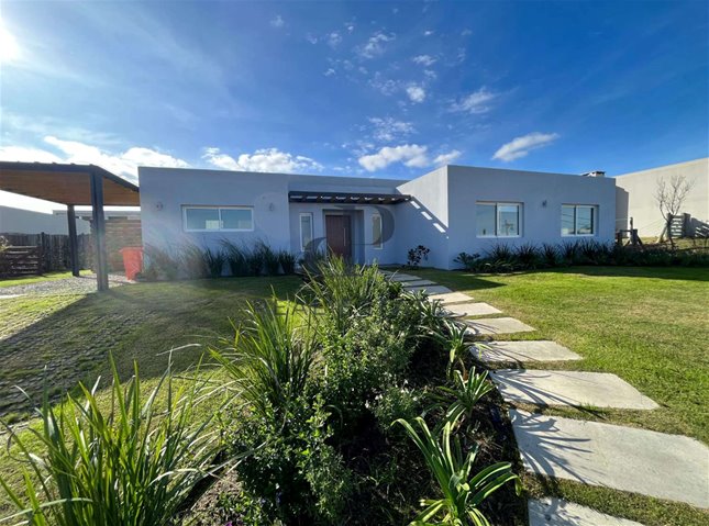 Moderna casa de una planta con renta en Mirador de La Tahona