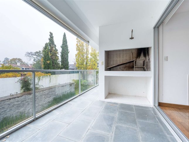 Apartamento en venta en Carrasco céntrico con parrillero y amenities