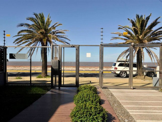 Monoambiente con patio frente a Playa Honda