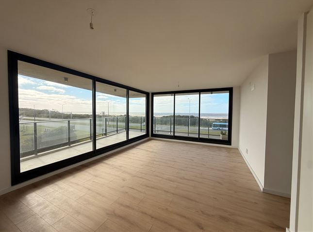 Apartamento de 2 dormitorios en alquiler en Barra de Carrasco | Frente al mar, terraza y parrillero