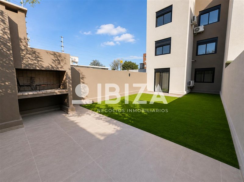 Apartamento Malvín, a estrenar, 2 dormitorios, terraza, patio con parrillero y garage