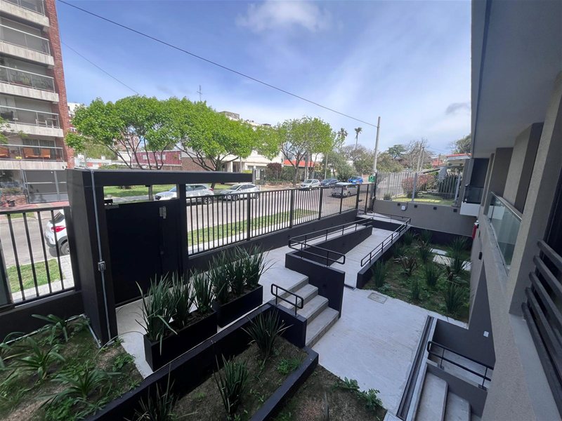 Apartamento de 2 dormitorios con patio con parrillero en venta