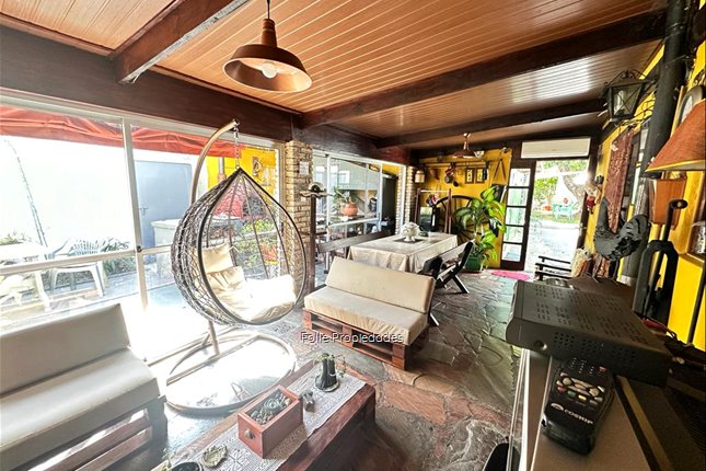 CAPURRO Venta muy buena casa de 3 Dormitorios, 2 Baños, Barbacoa con parrillero, amplio jardín, Garage para 2 autos - foto 2
