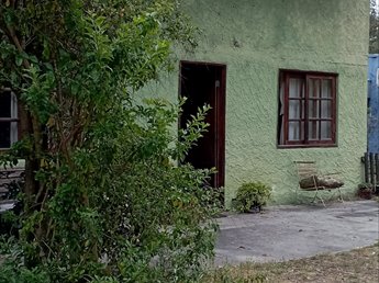Casa tipo cabaña dos plantas, 2 dormitorios, cochera