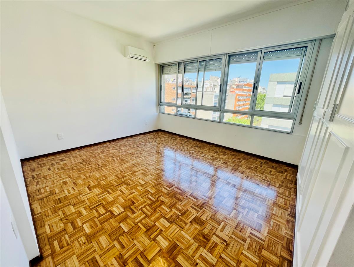 Alquiler Apartamento de 3 dormitorios y Garaje en Pocitos. · Foto 3