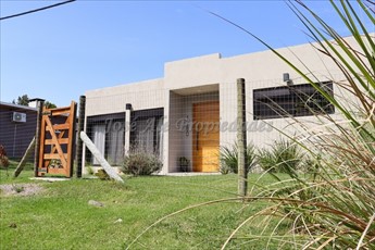 En Venta Casa De 2 Dormitorios Colonia Del Sacramento
