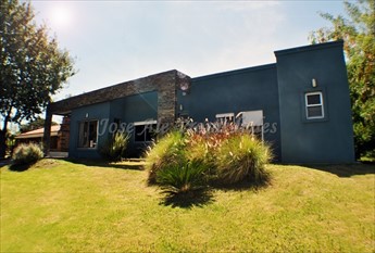 EN VENTA HERMOSA PROPIEDAD DE 3 DORMITORIOS A CORTA DISTANCIA DE LA RAMBLA COSTANERA DE COLONIA.