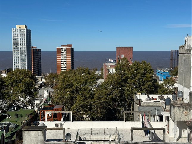 CENTRO Venta Apartamento 2 Dormitorios Piso 9, terrazas, muy luminoso, vistas a la Rambla, AMENITIES: Barbacoa con parrillero, Gimnasio, Beneficios fiscales por Ley de vivienda promovida - foto 3