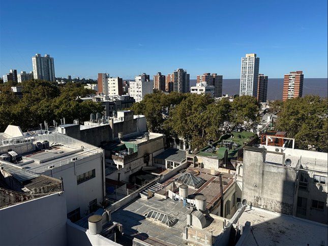CENTRO Venta Apartamento 2 Dormitorios Piso 9, terrazas, muy luminoso, vistas a la Rambla, AMENITIES: Barbacoa con parrillero, Gimnasio, Beneficios fiscales por Ley de vivienda promovida - foto 4