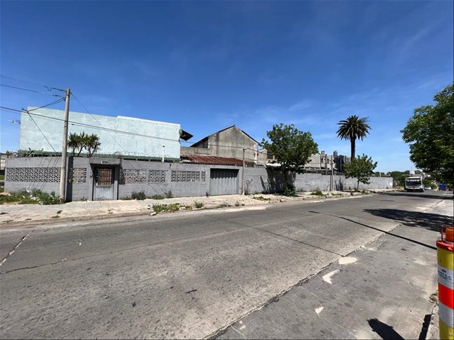 Venta local indistrial de 3158m2  sobre Luis Batlle Berres - foto 2