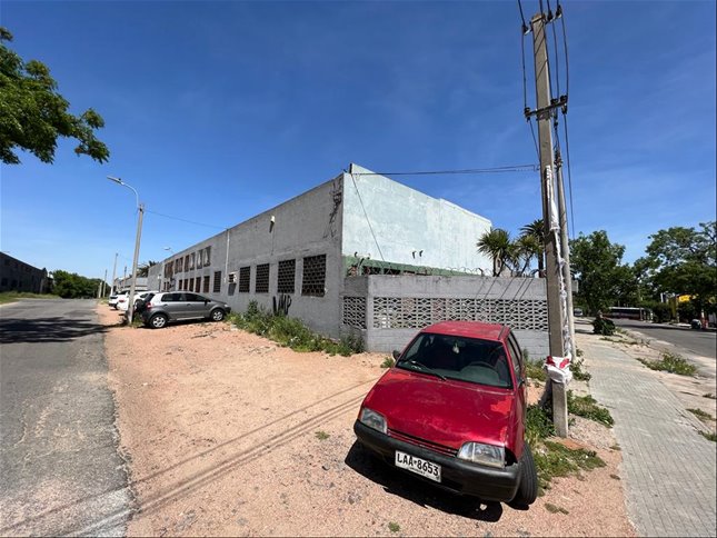 Venta local indistrial de 3158m2  sobre Luis Batlle Berres - foto 3