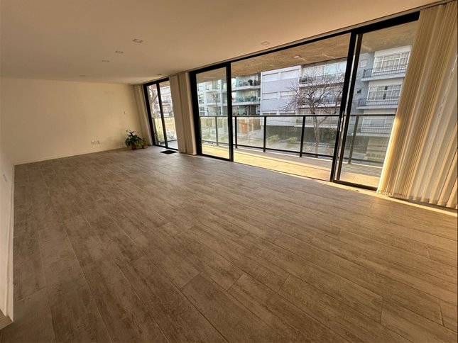 PUNTA CARRETAS Venta Apartamento 2 Dormitorios a 1 cuadra de la Rambla, amplios ventanales, muy luminoso, 2 Baños, amplia terraza, vistas despejadas, con Garaje - foto 4