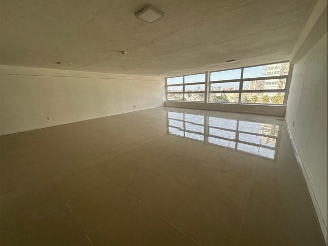 PARQUE BATLLE Alquiler amplia Oficina Duplex Piso 10 y 11 de 180m2, muy luminosa con amplia terraza, 2 Baños, servicio de Portería física de lunes a sábados, Garaje opcional - foto 4