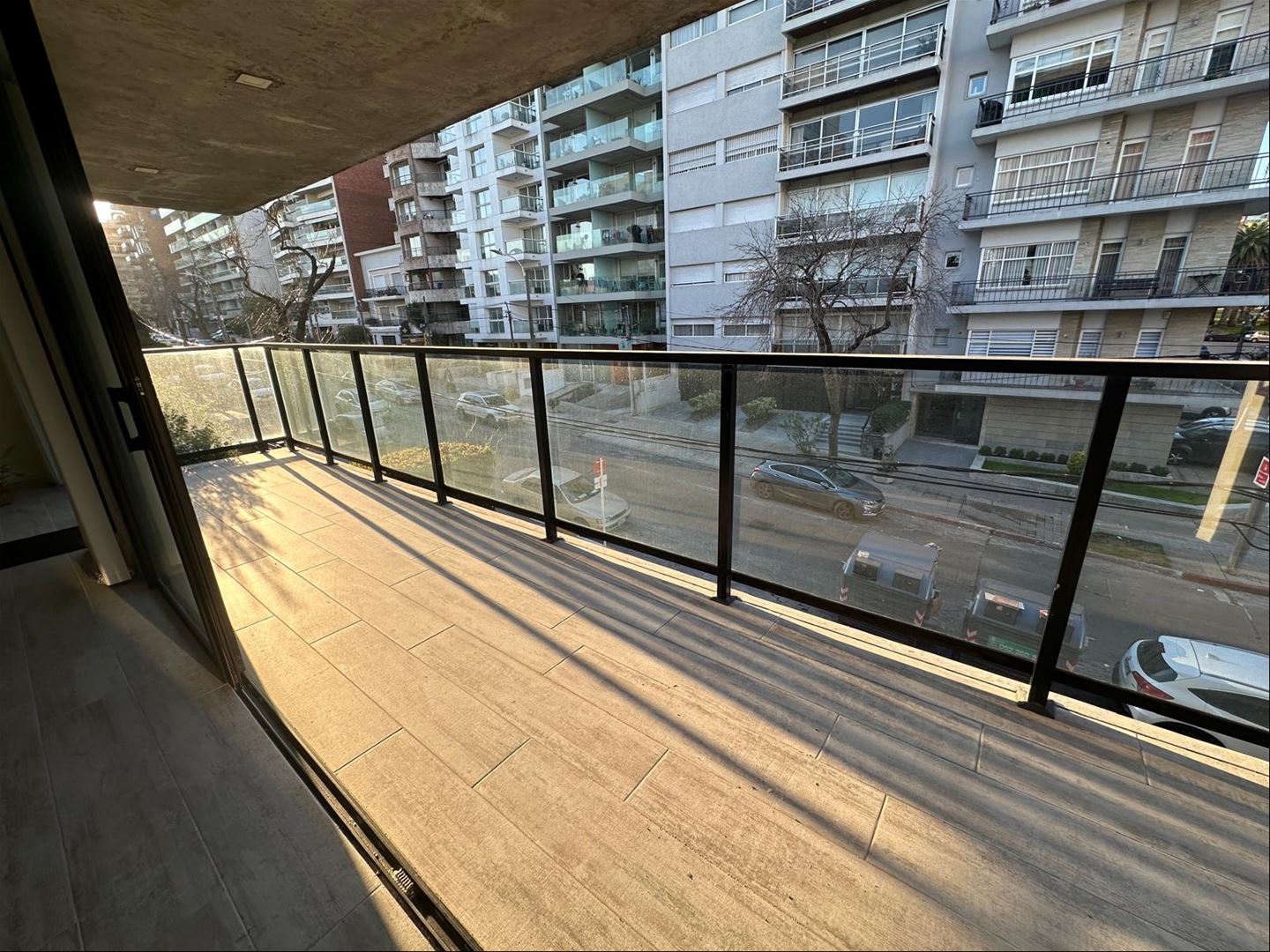 PUNTA CARRETAS Alquiler magnífico Apartamento 2 Dormitorios, 2 Baños, a 1 cuadra de la Rambla, amplio Living comedor, muy luminoso, amplias terrazas, Garaje · Foto 5