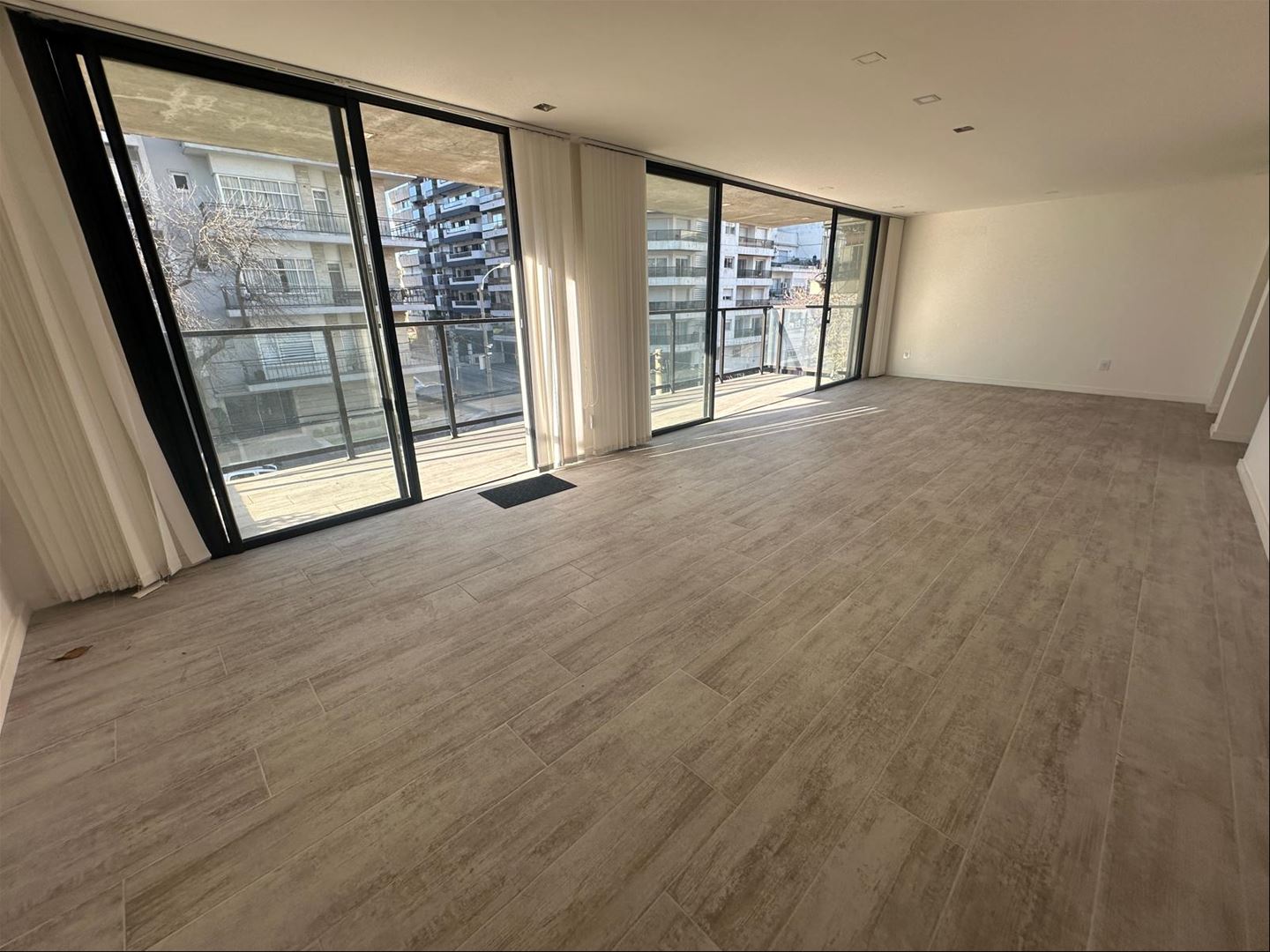 PUNTA CARRETAS Alquiler magnífico Apartamento 2 Dormitorios, 2 Baños, a 1 cuadra de la Rambla, amplio Living comedor, muy luminoso, amplias terrazas, Garaje · Foto 3
