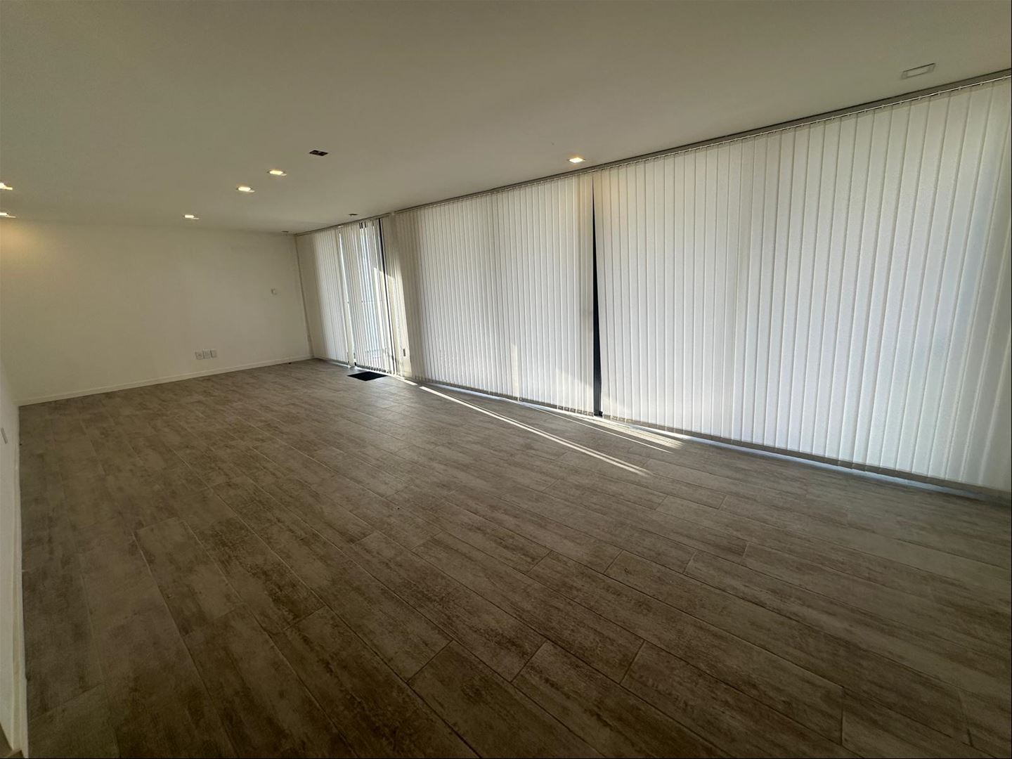 PUNTA CARRETAS Alquiler magnífico Apartamento 2 Dormitorios, 2 Baños, a 1 cuadra de la Rambla, amplio Living comedor, muy luminoso, amplias terrazas, Garaje · Foto 2