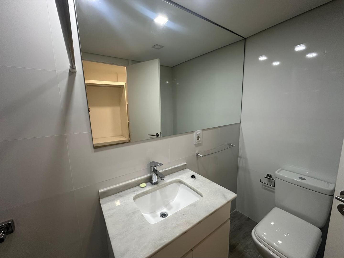 PUNTA CARRETAS Alquiler magnífico Apartamento 2 Dormitorios, 2 Baños, a 1 cuadra de la Rambla, amplio Living comedor, muy luminoso, amplias terrazas, Garaje · Photo 8