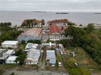 EN VENTA TERRENO CON 2 PROPIEDADES, COLONIA DEL SACRAMENTO